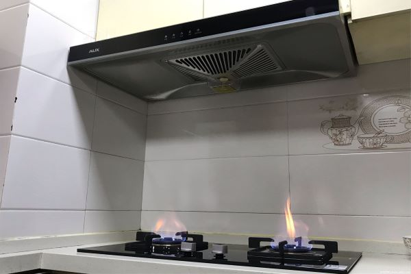 燃气灶中间小圈火苗高怎么回事？